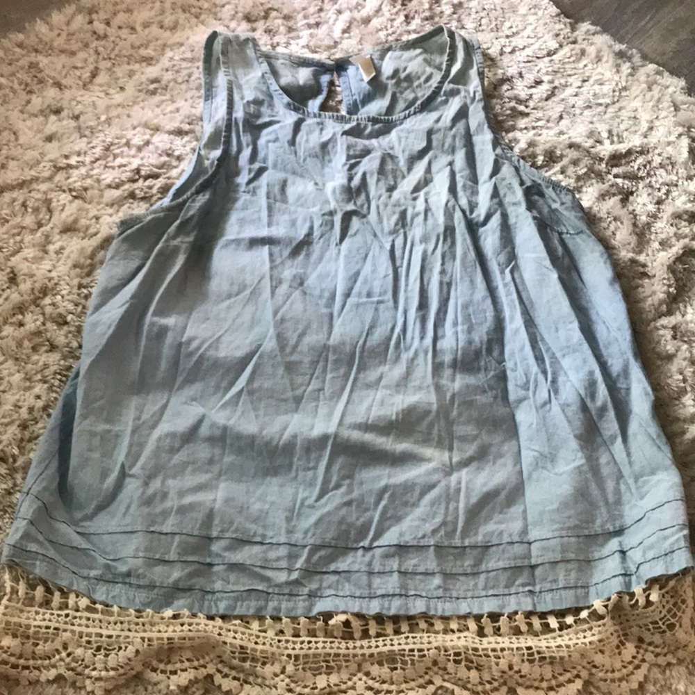 Thin light blue short sleeve top